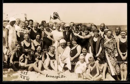 Foto-AK Männer, Frauen und Kinder am Strand, teilweise im Badeanzug