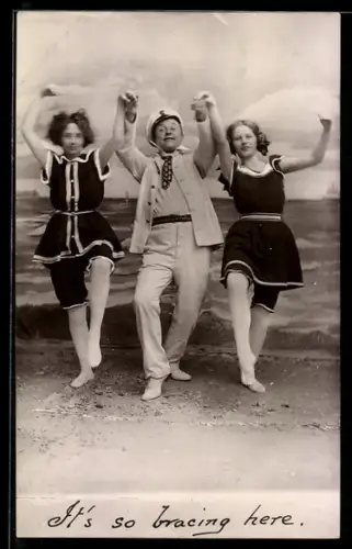 AK Mann in Kapitänsuniform mit zwei hübschen Frauen am Strand