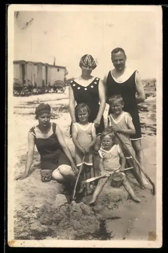 Foto-AK Familie im Badeanzug am Strand