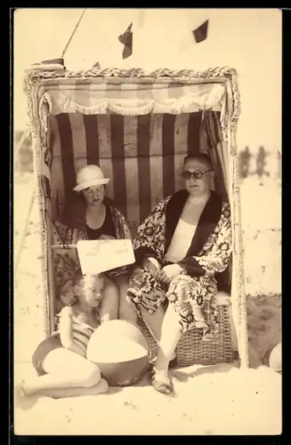Foto-AK Familie im Badeanzug im Strandkorb