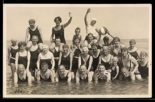 Foto-AK Dahme, Fröhliche Gruppe in Badeanzügen im flachen Wasser