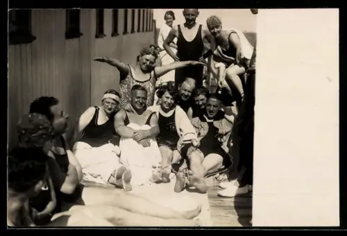 Foto-AK Gruppe in Badeanzügen in der Sonne neben Holzgebäude