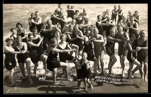 AK Rügen, Walzertraum in Sturm und Schaum, Tanzende Paare in Badeanzügen