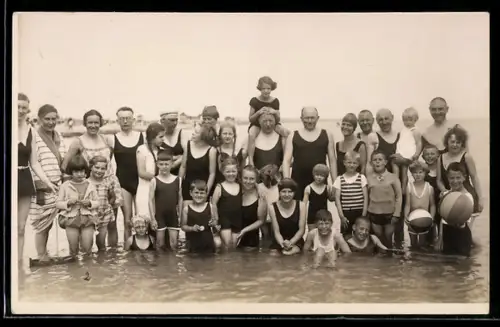 AK Dahme, Gemischte Gruppe im flachen Wasser, Badeanzug