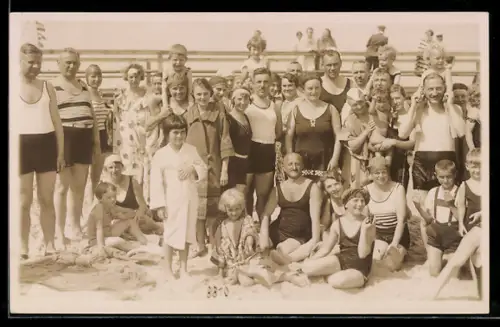 Foto-AK Gemischte Gruppe am Strand, Badeanzug