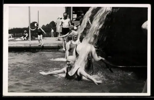 Foto-AK Hönningen a. Rh., Damen in Badeanzügen unter einem künstlichen Wasserfall im Freibad