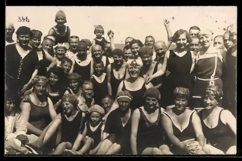Foto-AK Fröhliche Urlauber in Badeanzügen am Meer