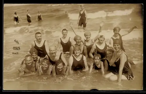 Foto-AK Fröhliche Urlaubergruppe im Meereswasser, Badeanzug