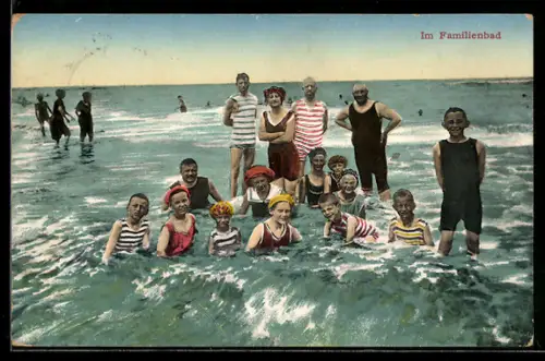 AK Im Familienbad, Gruppe in Badeanzügen im Meer
