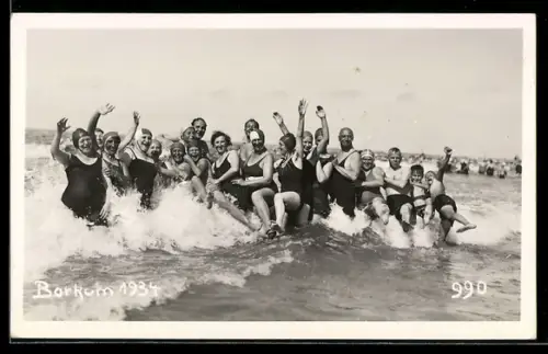 Foto-AK Borkum, Lustige Gruppe in Badeanzügen im Wasser, 1934