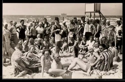 Foto-AK Strandleben am Meer, Badegäste, Bademantel, Badeanzug