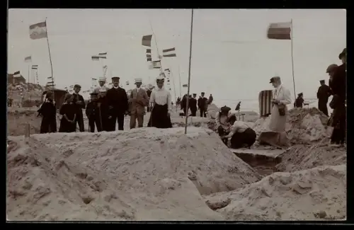 Foto-AK Badegäste am Strand, Burgenbau, Fernglas, Sommerkleidung