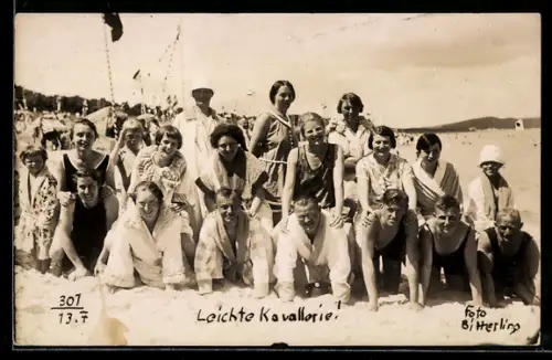 Foto-AK Leichte Kavallerie, Lustige Urlaubergruppe an einem Strand, Badeanzug