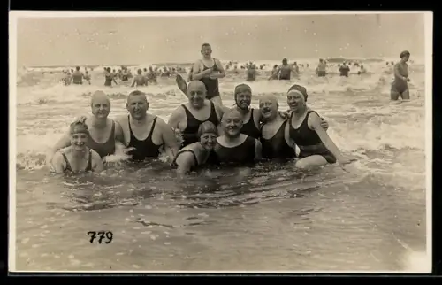 Foto-AK Gruppe in Badeanzügen im flachen Wasser