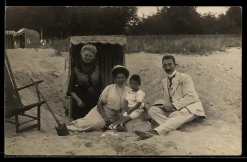 Foto-AK Paar und ältere Dame am Strandkorb, Sommerkleidung