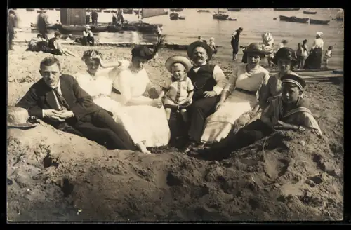 Foto-AK Urlauber in Sandburg am Strand, Sommerkleidung