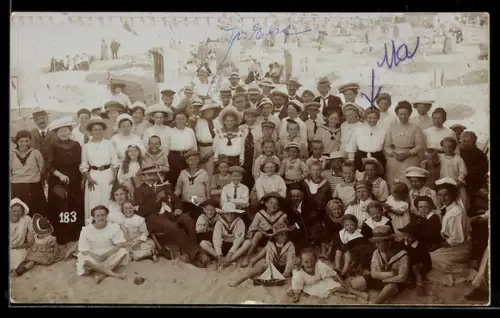 Foto-AK Grosse Urlaubergruppe am Strand, Badeanzug