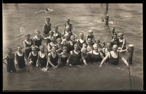 Foto-AK Heitere Gruppe in Badeanzügen im Wasser