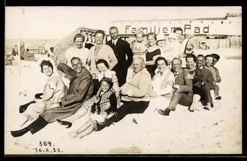 Foto-AK Fröhliche Urlauber im Familienbad, 1925