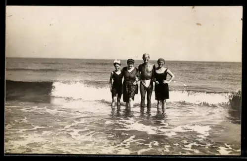 Foto-AK Kleine Gruppe im flachen Wasser am Meer, Badeanzug