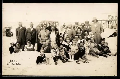 Foto-AK Fröhliche Strandgäste im Familienbad, 1925