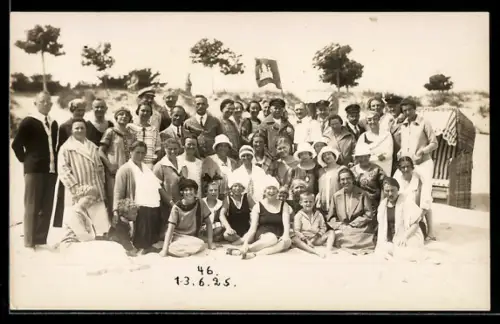 Foto-AK Strandbesucher vor Dünenpanorama, Badeanzug, 1925
