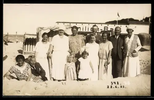 Foto-AK Strandbesucher im Familienbad, 1925