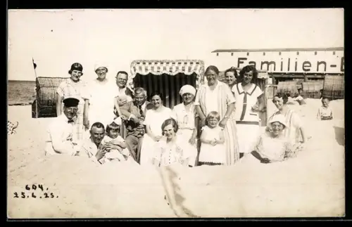 Foto-AK Strandbesucher im Familienbad am Strand, Sommerkleidung