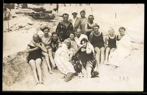 Foto-AK Strandbesucher am Strand, Gruppenfoto, Badeanzug, Bademantel