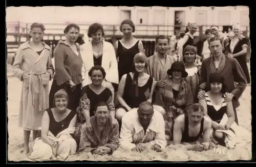 Foto-AK Misdroy, Strandbesucher in Badeanzügen, Bademantel, 1923