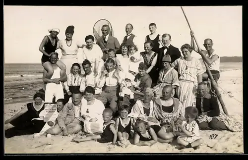 Foto-AK Baabe /Rügen, Strandbesucher am Strand, Gruppenfoto, Badeanzug
