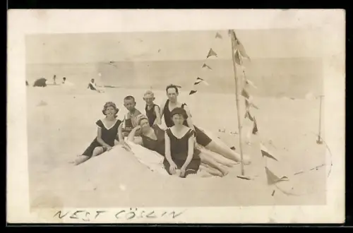 Foto-AK Nest /Cöslin, Strandbesucher mit Sandburg am Strand, Badeanzug