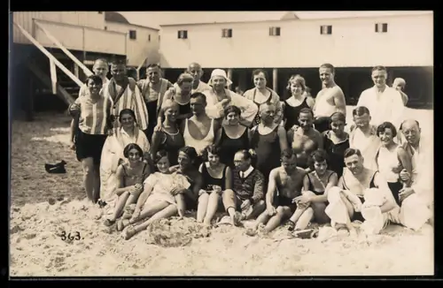 Foto-AK Badegäste in Badeanzügen, Gruppenfoto