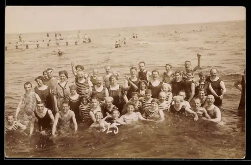 Foto-AK Strandbesucher in Badeanzügen im Wasser