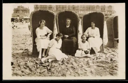 Foto-AK Damen und Mädchen in Strandkörben, Sommerkleidung