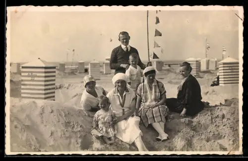Foto-AK Juist, Gruppe am Strand vor Badekabinen, Sommerkleidung
