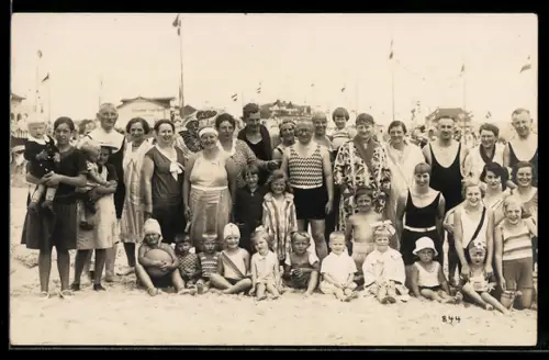 Foto-AK Strandbesucher, Gruppenfoto, Badeanzug