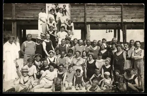 Foto-AK Strandbesucher vor einem Holzgebäude, Badeanzug