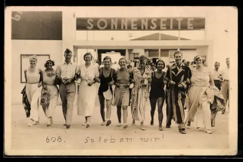 Foto-AK Junge Urlauber unter Schriftzug Sonnenseite, Badeanzug