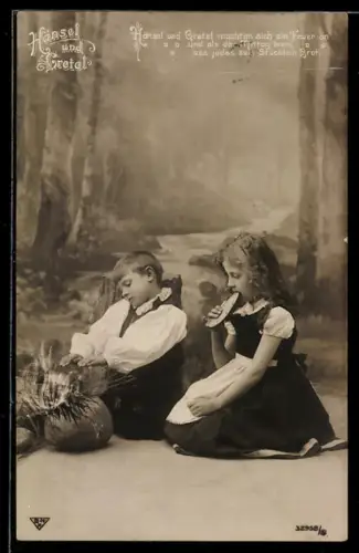 AK Hänsel und Gretel machen sich ein Feuer und essen Brot