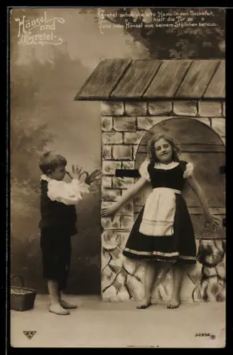 AK Hänsel und Gretel nachdem sie die Hexe in den Ofen geschoben haben