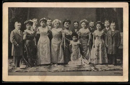 AK Gruppe Kleinwüchsiger in eleganter Kleidung