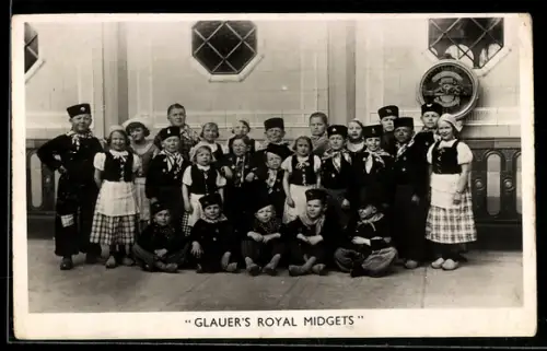 AK Gruppe Liliputaner in Trachten