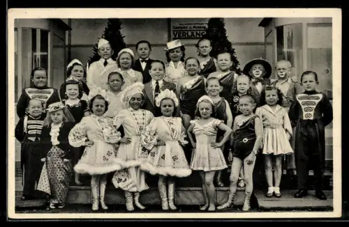 AK Gruppenbild Liliputaner in Kostümen in Schäfers Circus-Stadt Liliput