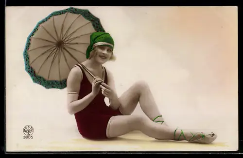 AK Elegante Dame im Badeanzug mit Schirm