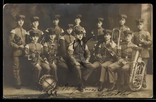 Foto-AK Soldaten in Uniformen mit ihren Instrumenten