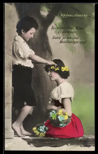 AK Hänsel setzt Gretel einen Blumenkranz auf