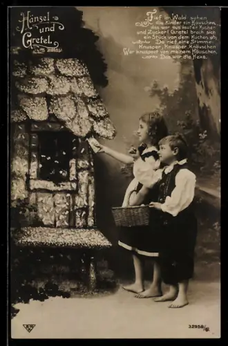 AK Hänsel und Gretel laben sich am Pfefferkuchenhaus