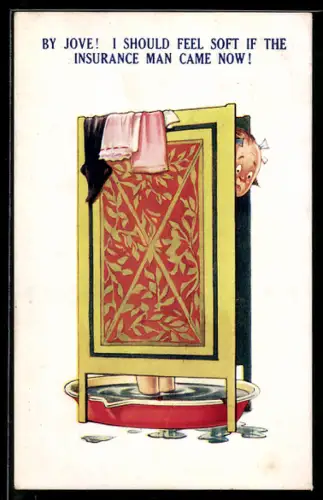 AK Person steht in einer kleinen Wanne hinter einer blickdichten Wand