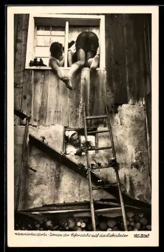 AK Mann klettert mit einer Leiter in das Zimmer einer Frau, Fensterln